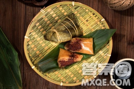 一个孩子偷偷拿了摊位上的粽子材料作文800字 一个孩子偷偷拿了摊位上的粽子材料作文800字