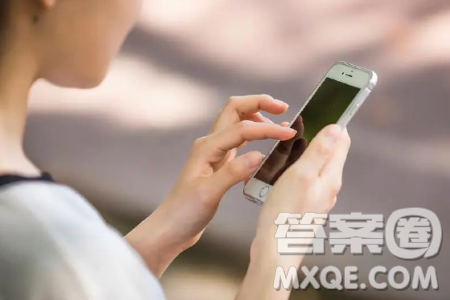 低头划手机干扰了现场感知及人际关系材料作文800字