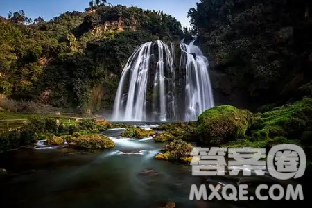 云映日而成霞泉挂岩而成瀑材料作文800字